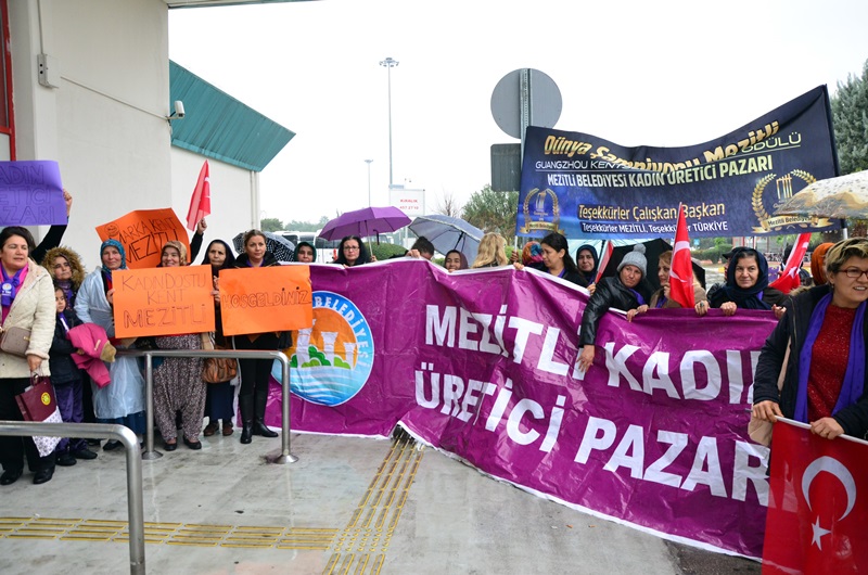 Şampiyon Mezitli Belediyesi, havalimanında coşkuyla karşılandı 