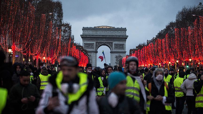 Macron'un açıklamaları 'sarı yelekliler'i yine memnun etmedi