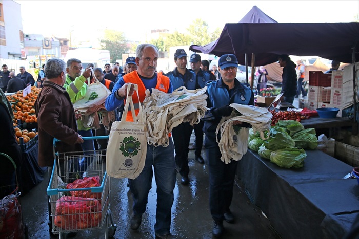 Adana'da pazarda bez torba dağıtıldı