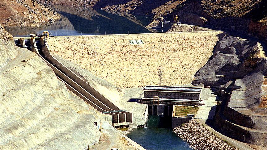 Dicle Barajı'nın kapaklarından biri yağış nedeniyle koptu