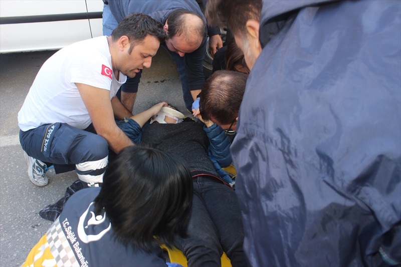 Adana'da motosiklet yayaya çarptı: 3 yaralı