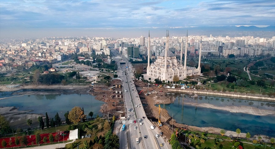 Seyhan Nehri'nde temizlik