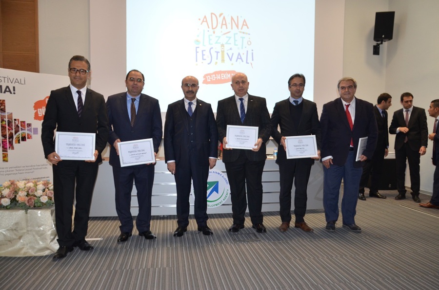 Adana Lezzet Festivali'ne destek verenlere plaket