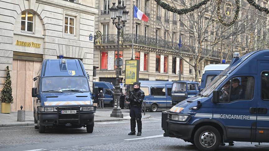 Paris'te sarı yeleklilerin gösterisi öncesinde 25 gözaltı