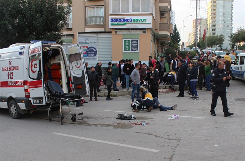 Adana'da motosiklet yayalara çarptı: 4 yaralı