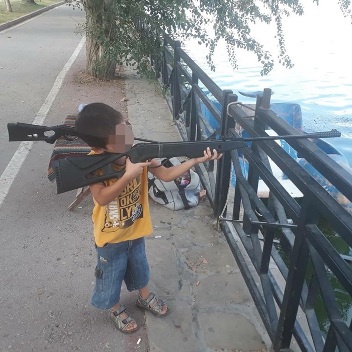 Tabancayla oynarken babasını öldüren çocuğun tüfekli fotoğrafı ortaya çıktı
