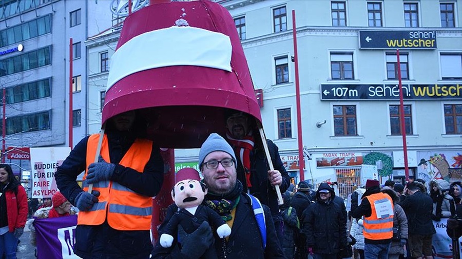 Avusturya’da 50 bin kişi hükümeti protesto etti