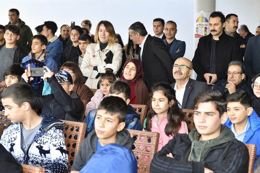 "Çocuklar Ekranla Değil, Akranla Büyüsün"