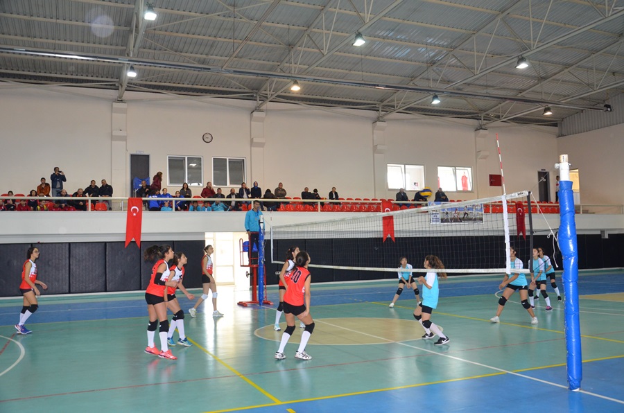 Feke'de kurumlar arası voleybol turnuvası yapıldı