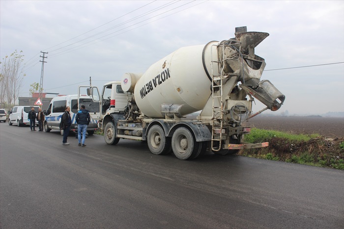 Çaldıkları beton mikserini mazotu bitince bırakıp kaçtılar