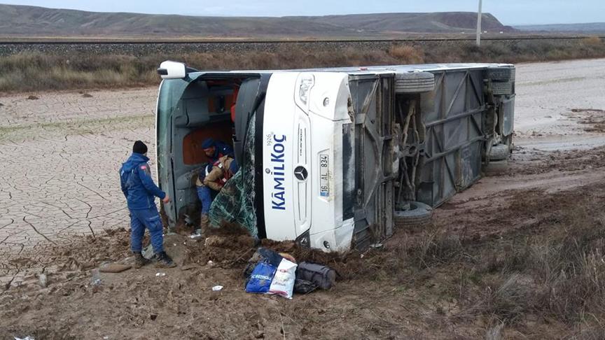 Yozgat'ta yolcu otobüsü devrildi