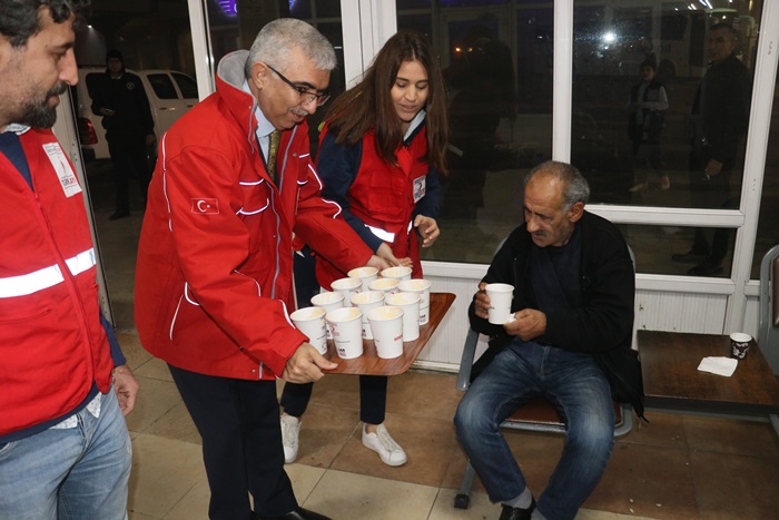 Kızılay otogardaki evsizlere çorba dağıttı  