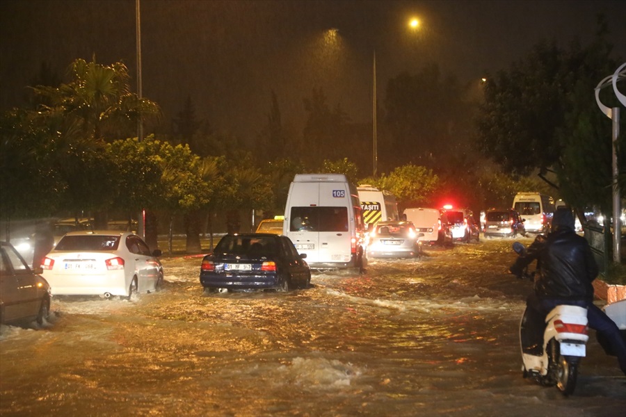 Adana’da 3 saatlik yağmur su baskınlarına neden oldu  