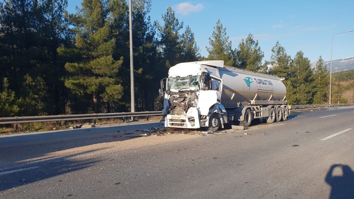 Otobanda tehlikeli madde taşıyan tır, öndeki tıra arkadan çarptı