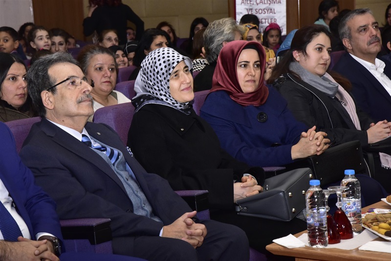 Hanımefendi Demirtaş, "Şiir Dinletisi Ve Tiyatro Gösterisi" Etkinliğine Katıldı