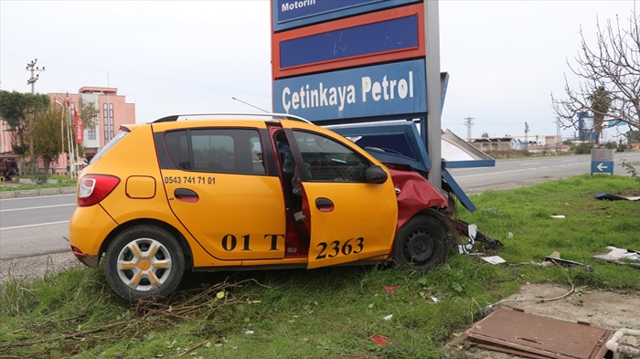 Kontrolden çıkan taksi reklam direğine çarptı: 1 yaralı
