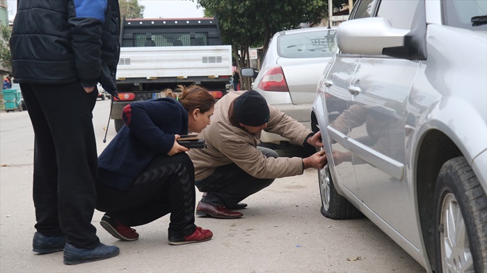 Adana'da park halindeki 5 aracın lastikleri kesildi