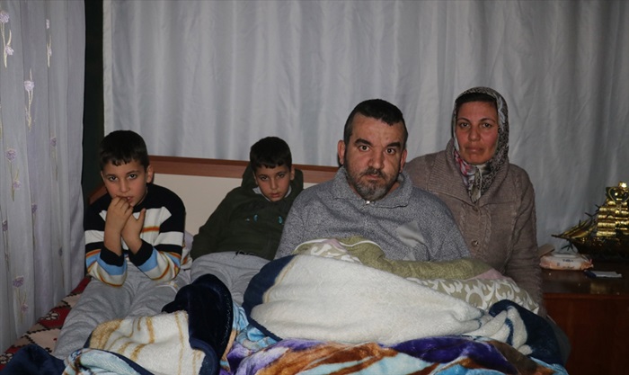 Yıkılmak üzere olan evde yaşam mücadelesi veriyorlar