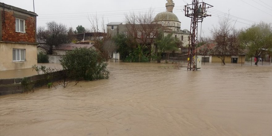 Adana'da sağanak taşkına neden oldu