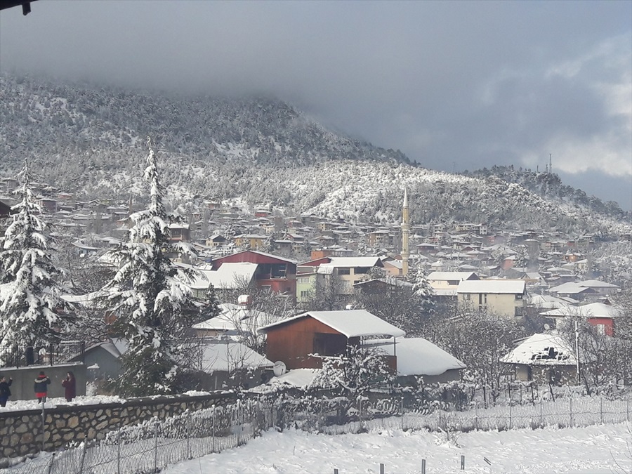 Adanalılar kar görmek için yaylaya çıktı