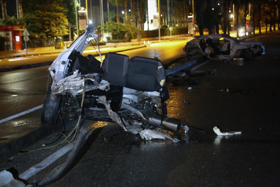 Parçalanan otomobilden yara almadan çıktı