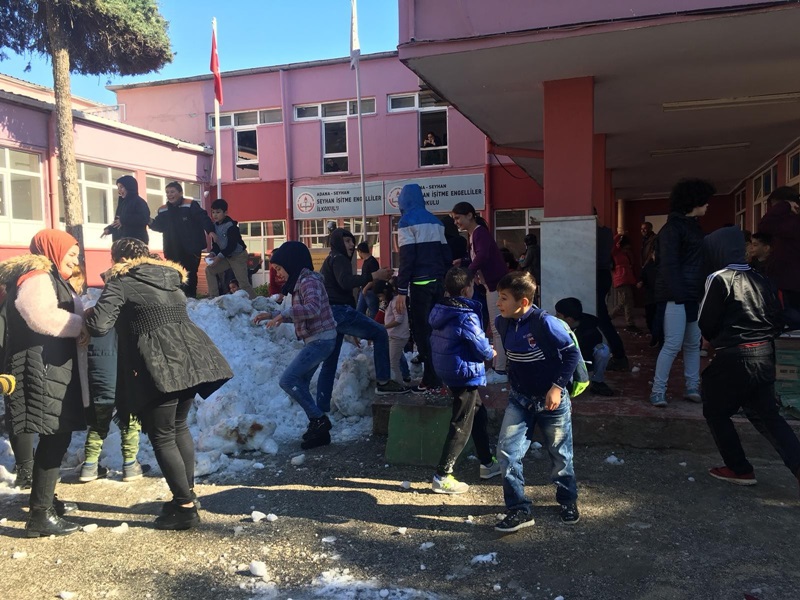Başkan Çay, okullara kamyon ile kar gönderdi    