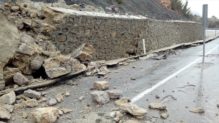 Çöken istinat duvarı ulaşımı aksattı