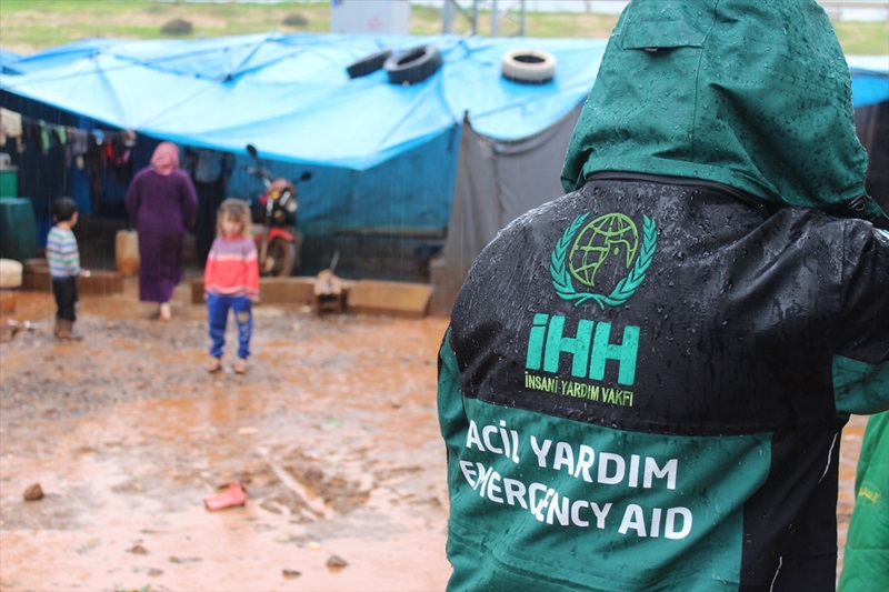 Suriye'de çadır ve barakalarda kalanlara yardım