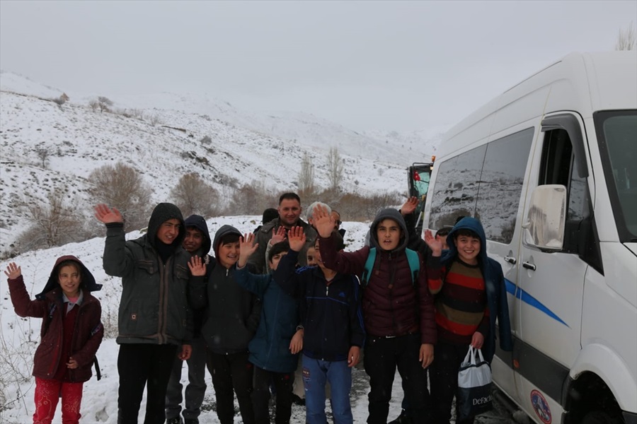 Karda mahsur kalan öğrenci servisine müdahale