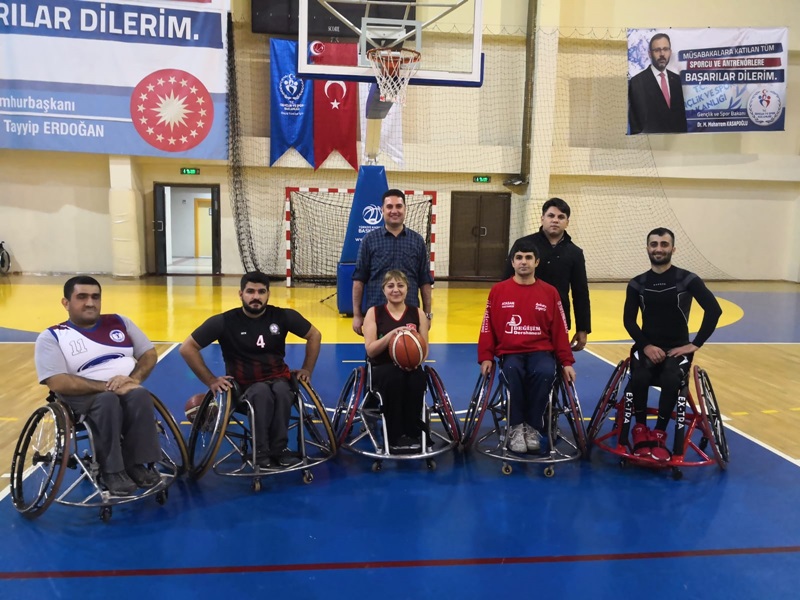 Ataşbak, Martı Engeliler Tekerlekli Sandalye Basketbol Takımının Antrenmanını izledi.