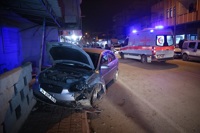 Adana'da otomobiller çarpıştı: 2 yaralı