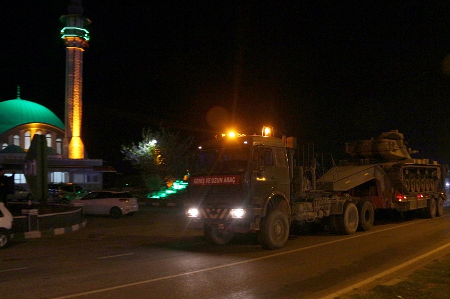 Şanlıurfa'da Suriye sınırına askeri sevkiyat