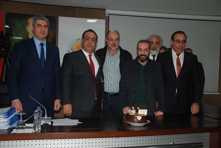 Mecliste gazetecilere yaş pasta ikramı..