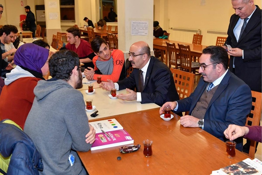 Vali Demirtaş, 7/24 Hizmet Veren İl Halk Kütüphanesini Ziyaret Etti