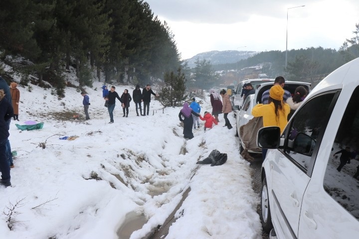 Adanalılar kar görebilmek için 80 kilometre mesafe kat ediyor  