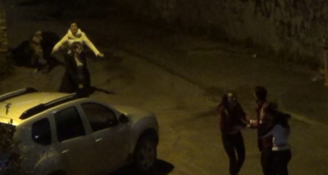 Kızlı erkekli sokak kavgası kameralara yansıdı