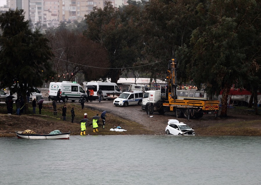 Adana'da otomobil Seyhan Baraj Gölü'ne devrildi