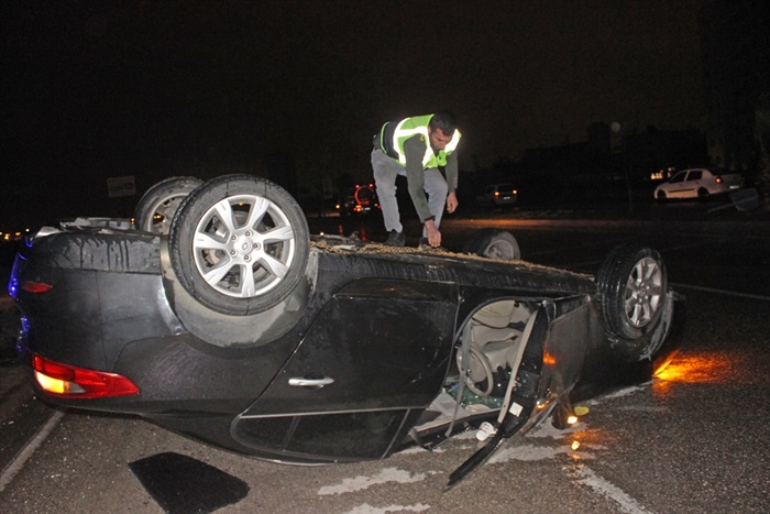 Adana'da devrilen otomobilin sürücüsü yaralandı