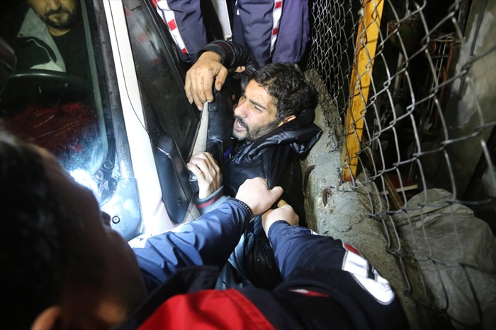 Polisten kaçan hırsızlık şüphelisi kamyonetle duvar arasına sıkıştı