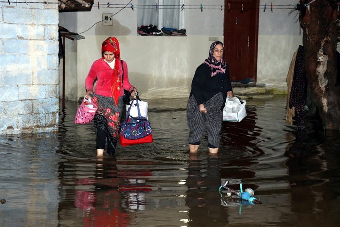 Hatay'da şiddetli yağış bentleri yıktı, ev ve ahırları su bastı