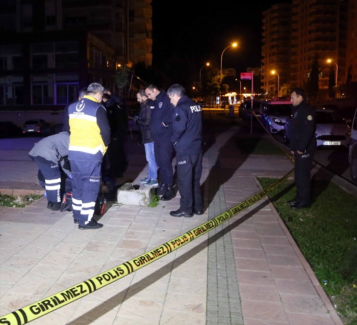 Adana'da kaldırımda ceset bulundu