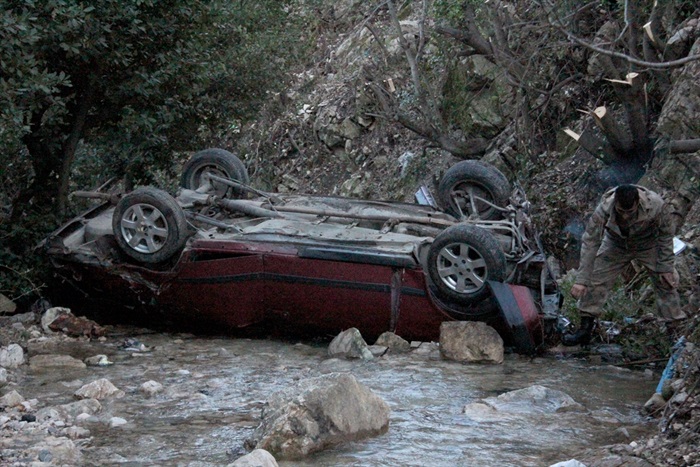 Hatay'da otomobil dere yatağına devrildi: 4 yaralı