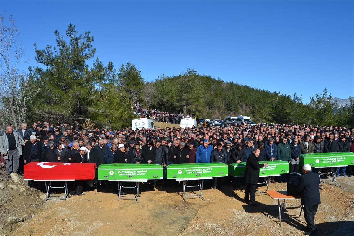 Kazada ölen aynı aileden 5 kişi  Adana'da toprağa verildi..