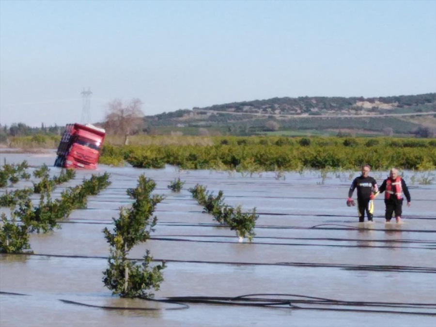 Adana'da 36 saat mahsur kalan kamyon şoförü botla kurtarıldı..