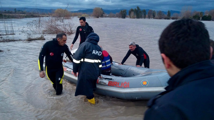 Adana'da taşkında mahsur kalan 2 vatandaş kurtarıldı  