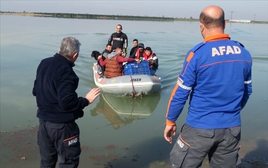 Bahçesi sular altında kalan evden botla kurtarıldılar