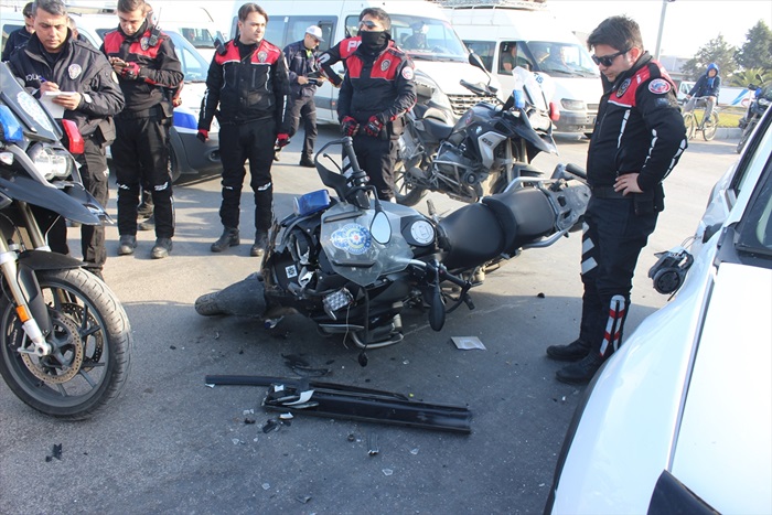 Otomobil ile polis motosikleti çarpıştı