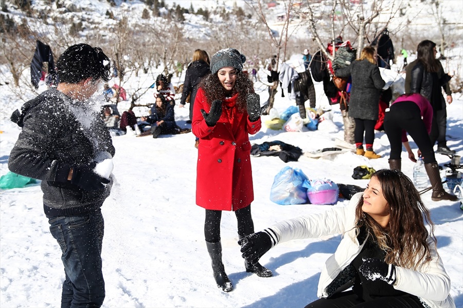 Adana'da kar şenliğine yoğun katılım
