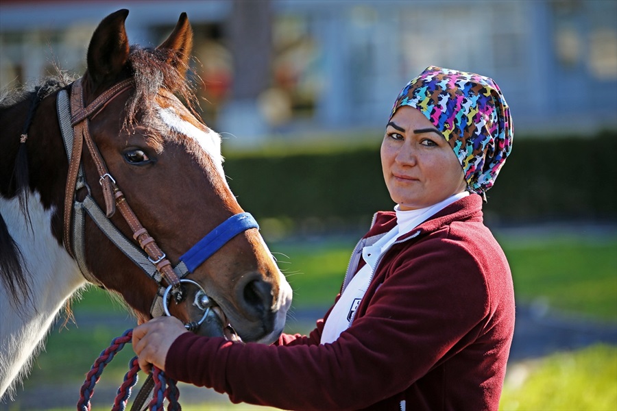 Kadın seyis, atları çocuklarından ayırt etmiyor