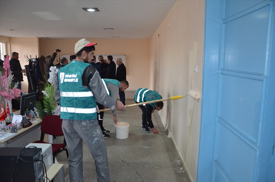 Denetimli serbestlik yükümlüleri yarıyıl tatilinde okulları boyuyor